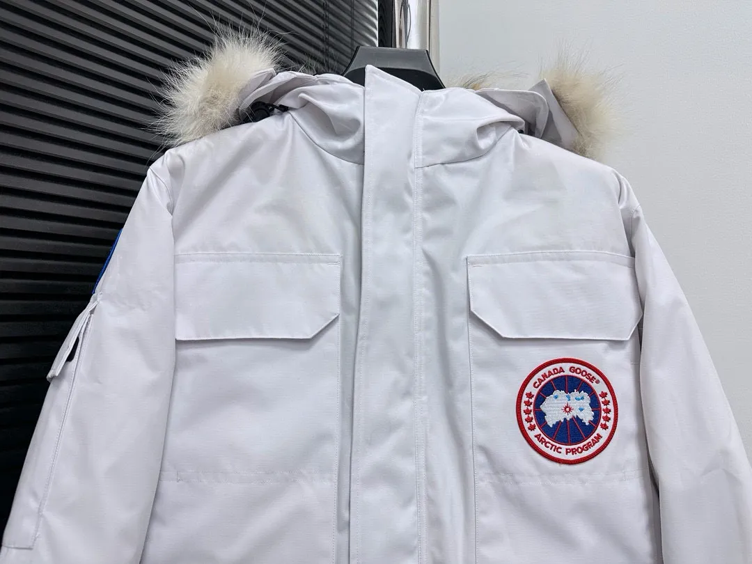 P780 Top Purchasing Version Dabai (Wolf Hair Optional) 🇨🇦CANADA GOOES 24 new models 08 models/couple models Factory direct supply: supplying global purchasing agents, micro-business, entities, Tmall, high-end stalls and studio cooperation, free shipping! Canada Goose Expedition Parka 2008 is the same style for men and women. It is mid-length and the most timeless classic. All Arctic and Antarctic scientific expedition teams choose Canada Goose as their cold-proof equipment. It is the Rolls-Royce of down jackets. ➖ Industry-leading anti-counterfeiting chip sensing. ➖ Imported Behringer embroidery machines and customized embroidery labels, the highest level and industry leading. ➖ Imported Korean 21-count polyester-cotton blended original fabric, TC85 waterproof coated fabric, water-repellent, windproof and wear-resistant. ➖ The new national standard 80 white duck down is filled with an average of 520 grams of down. The amount of down filled is industry-leading. ➖ 100% nylon lining with double double-layer sealing design to prevent velvet running, and seamless thread design on the cuffs! ➖ Western Canadian Green Wolf Collar. ➖ Yoshida YKK provides original factory-customized electroplated sliders. YKK two-way lockable zippers are tight and smooth and do not peel off paint. ➖ 3M composite Velcro is durable and the accessories and hardware are all custom-made. Note: Our copywriting is only simple and clear. Instead of bragging about the copywriting, it is better to compare and understand with samples. Only for the purest goose, the most dedicated, the most professional, the highest quality, the highest cost performance!  Size:XS-XXL